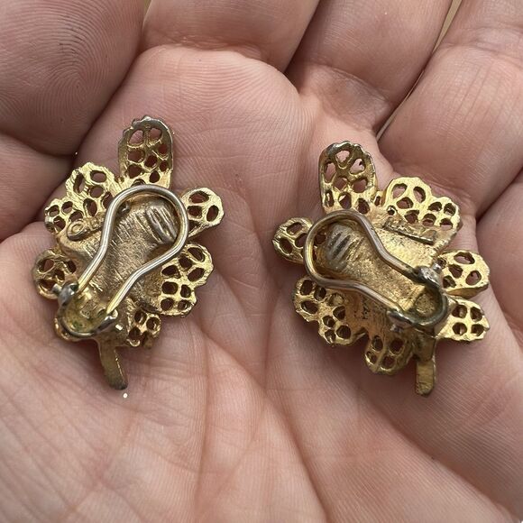 VINTAGE BSK - BRUSHED GOLDTONE CUT-OUT CURVED LEAF EARRINGS - CLIP-ON Rhinestone - Picture 4 of 6